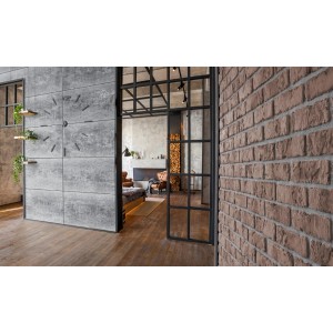 Salon z okładziną ścienną z szarych i czerwonych płytek ceglanych.