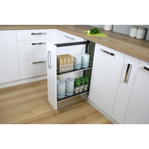 Szafka kuchenna z wysuwanym systemem przechowywania przyborów kuchennych.
