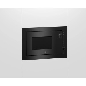 Czarna mikrofalówka do zabudowy Beko w białej zabudowie kuchennej.