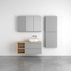 Nowoczesny zestaw łazienkowy z szafką pod umywalkę, szafką lustrzaną i wysoką szafką w kolorze szarym i drewnopodobnym.