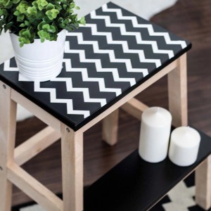 d-c-fix Czarna matowa folia samoprzylepna ze wzorem zygzak na stołku.