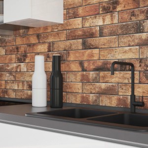 Aranżacja ściany z brązowymi płytkami klinkierowymi t.b.t. w kuchni nad zlewem.