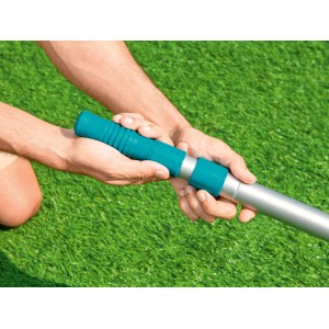 Teleskopowy kij do basenu Bestway 360 cm w dłoniach, do czyszczenia i mocowania akcesoriów.