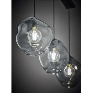 Nowoczesna lampa wisząca z trzema szarymi szklanymi kloszami i przezroczystymi żarówkami.