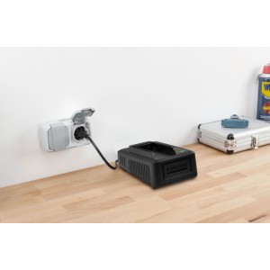 Szybka ładowarka Kärcher Battery Power 18 V podłączona do gniazdka, do ładowania akumulatora.
