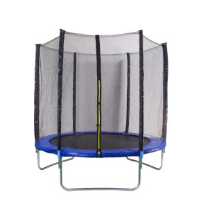 Niebieska trampolina z siatką zabezpieczającą do zabawy w ogrodzie.