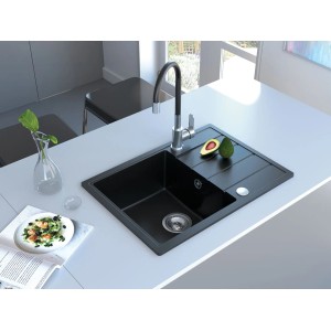 Czarny zlewozmywak granitowy t.b.t. z ociekaczem i baterią na blacie kuchennym.