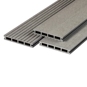 Zbliżenie na jasnoszare deski tarasowe WPC (2,1x14,5x300 cm) z rowkowaną powierzchnią.