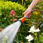Zraszacz Gardena w akcji: podlewanie kwiatów w ogrodzie.