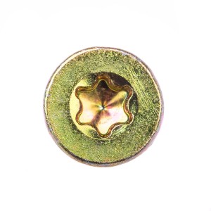 Zbliżenie złotej śruby do drewna z gniazdem Torx.