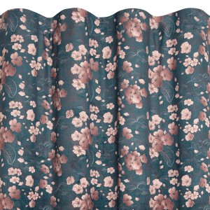 Dekoracyjna zasłona we wzory kwiatowe w odcieniach zieleni i różu.