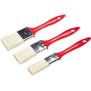 Zestaw trzech pędzli z czerwonymi rączkami w różnych rozmiarach.
