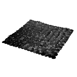 Czarna mata łazienkowa z wzorem kamieni.