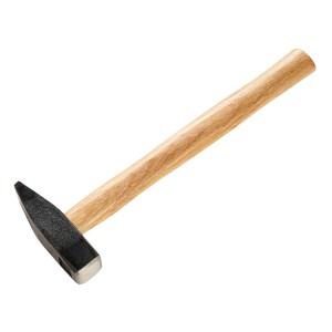 Młotek ślusarski 500 g z drewnianym trzonkiem i czarną główką.