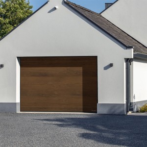 Brązowa brama garażowa z efektem drewna na białym garażu.