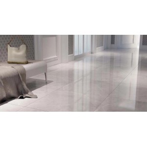 Jasne, błyszczące płytki podłogowe ułożone w pokoju z ławką.