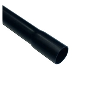 Czarny kanał kablowy t.b.t. do instalacji elektrycznej.