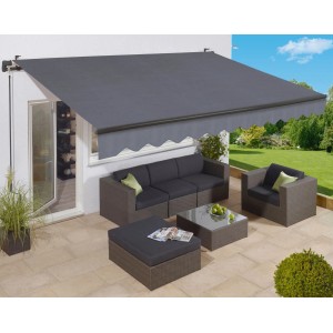 Szara markiza nad patio z meblami ogrodowymi.