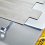 Układanie paneli na podkładzie t.b.t. z taśmą. Podkład pod panele laminowane.
