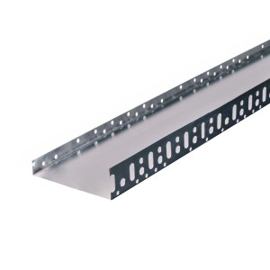 Zbliżenie srebrnego profilu tynkarskiego do izolacji termicznej z perforowanymi krawędziami.