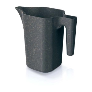 Czarna konewka z uchwytem, nakrapiana.