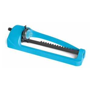 Niebieski zraszacz wahadłowy do nawadniania ogrodu.