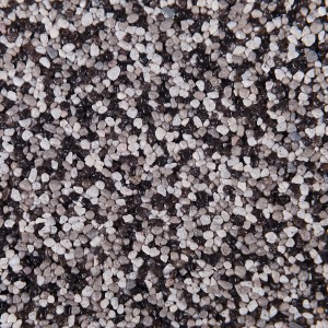 Zbliżenie tynku t.b.t. z małymi, ciemnymi i jasnymi kamieniami.