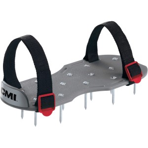 Sandały do aeracji trawnika CMI z gwoździami stalowymi do napowietrzania trawnika w ogrodzie.