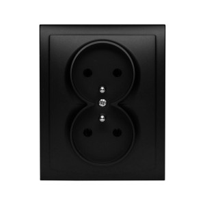 Czarne podwójne gniazdko elektryczne do użytku wewnętrznego.
