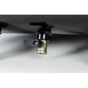 Zbliżenie zaworu spustowego w czarnym kompresorze.