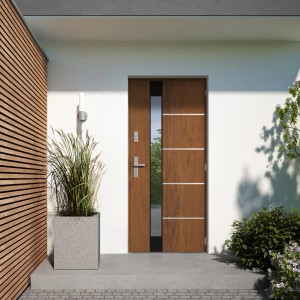 Nowoczesne drzwi wejściowe w kolorze drewna z szybą i srebrnymi akcentami.