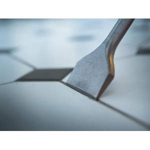 Dłuto do płytek LUX SDS Plus (40 mm) w użyciu do usuwania płytek.