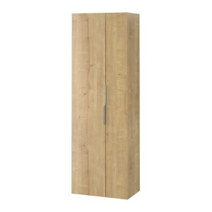 Wysoka szafka łazienkowa t.b.t. w drewnopodobnym wykończeniu z dwojgiem drzwi dla większej przestrzeni w łazience.