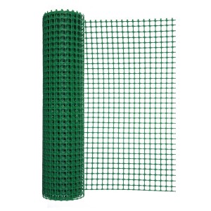 Zielona siatka z tworzywa sztucznego w rolce, wszechstronna do użytku w ogrodzie.