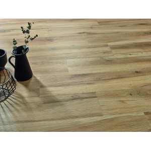 Płytki podłogowe t.b.t. imitujące drewno, ułożone w salonie.