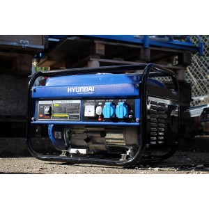 Niebieski agregat prądotwórczy Hyundai z czarną ramą. Przenośny generator na budowę i do ogrodu.