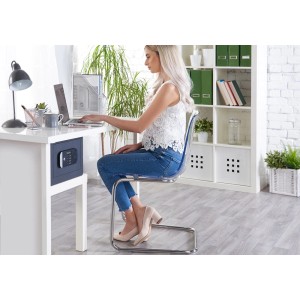 Scena z sejfem t.b.t. pod biurkiem, kobieta pracuje na laptopie.