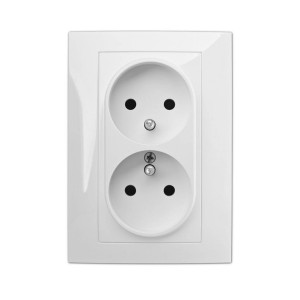 Białe podwójne gniazdko elektryczne do wnętrz.