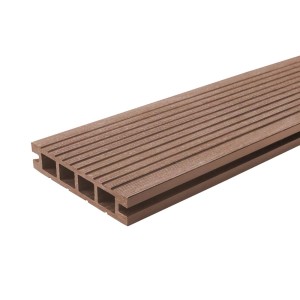 Zbliżenie brązowej deski tarasowej t.b.t. z rowkowaną powierzchnią.