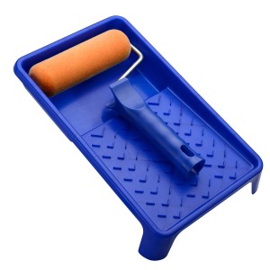 Niebieski zestaw kuwety malarskiej z wałkiem do malowania.