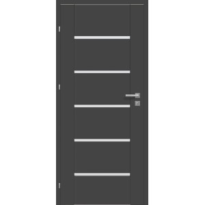Szare drzwi wewnętrzne z pięcioma poziomymi białymi listwami dekoracyjnymi i srebrną klamką.