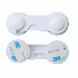 Białe zabezpieczenie t.b.t. do szafek, łatwy montaż.