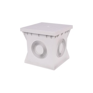 Biały odpływ t.b.t. o kwadratowym kształcie z koncentrycznymi okręgami po bokach.