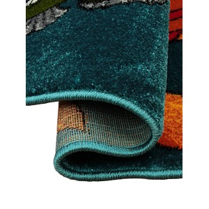 Zbliżenie dywanu z krótkim włosiem, zwinięty, z turkusową obwódką.