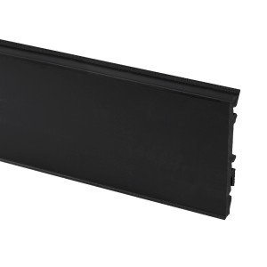 Szczegół czarnej listwy przypodłogowej t.b.t.