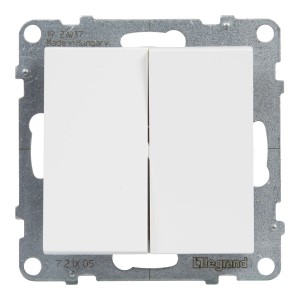 Biały podwójny włącznik t.b.t. ze srebrną ramką do sterowania oświetleniem.