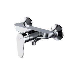 Chromowana bateria prysznicowa t.b.t. do montażu ściennego w łazience.