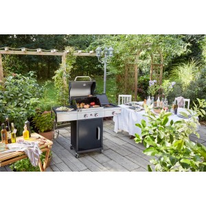 Grill gazowy Landmann Triton maxX z 2 palnikami i palnikiem bocznym na podczerwień w ogrodzie.