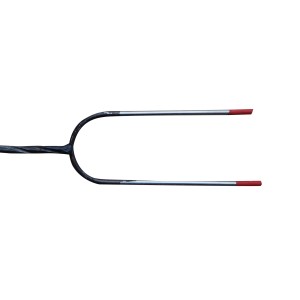 Widelec do grilla, metalowy z dwoma zębami i czerwoną końcówką.