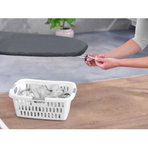 Pokrowiec na deskę do prasowania Leifheit Thermo Reflect S/M w kolorze antracytowym mocowany do deski.